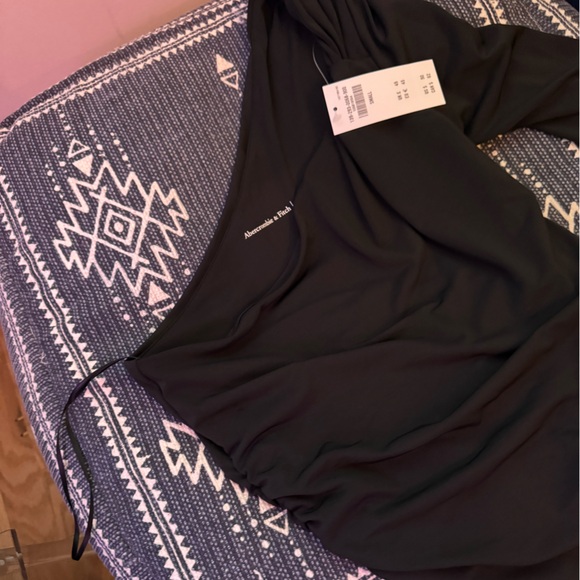 NWT ABERCROMBIE Black Crepe One Shoulder One Sleeve Bodysuit size Small - Picture 12 of 14